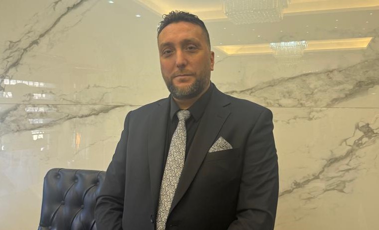 محمود الدج يقدّم منحة للطلاب الجامعيين